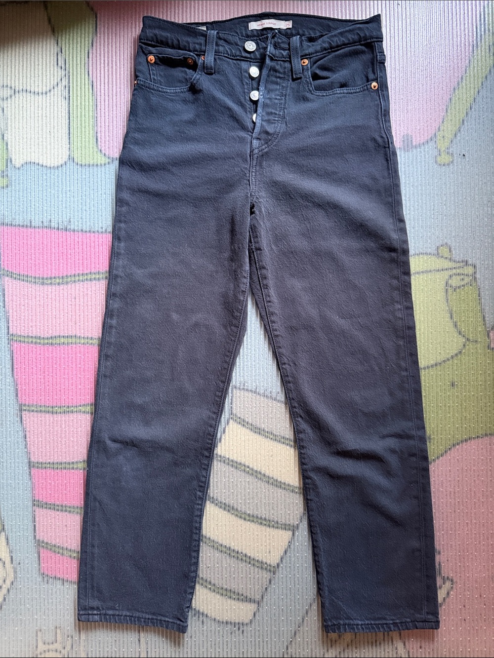 Levi’s WEDGIE STRAIGHT  Women's Jeans in Washed Black Color.